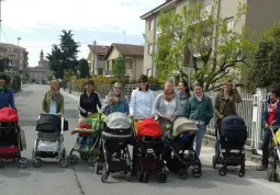 Mamme con bambini pronte al via della passeggiata alla volta del parco di Villa Ferrero per il pic-nic